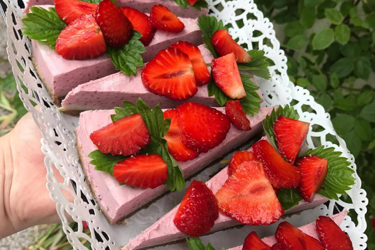 RAW Jordgubbstårta - En midsommardröm